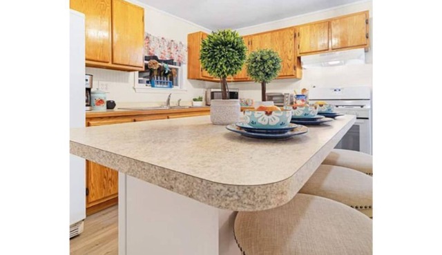 Front of Koozy Kottage w/ Lake Access & Kayaks!