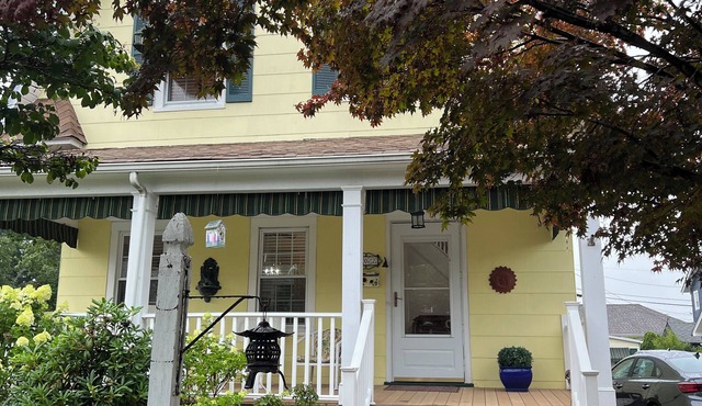 Front Porch Delight - Family home, close to downtown, park and beach.