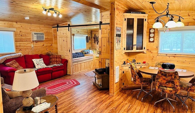 Front row cabin, steps away from Minnedosa Beach, sleeps 6