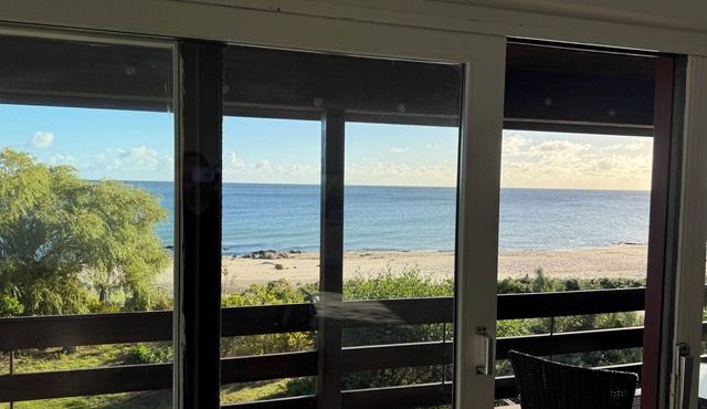 Front-row holiday home with sea view