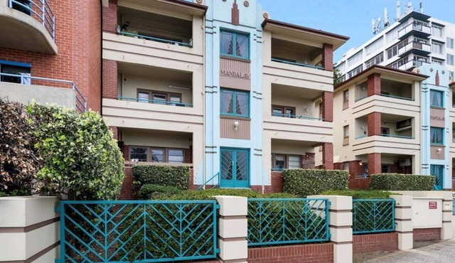 Front-Row St Kilda: Art Deco Apt with Beach Views