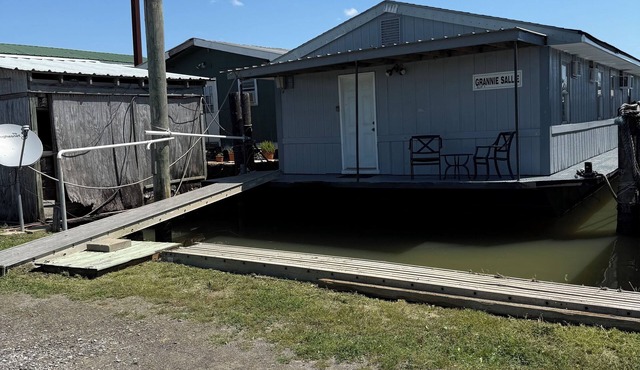 Front row Venice Marina 3-bedroom hs. boat sleeps 6. Steps away from restaurant.