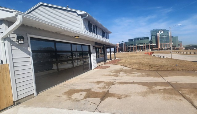 Front Row Views to Lambeau Field in this Spacious 4-bedroom house!