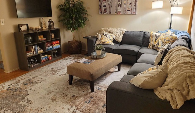 Front Street Retreat - A cozy, 2-bedroom apartment in the heart of Lynden!