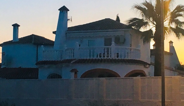 Front To The Sea Rosales. Luxurious Villa with aa, wifi and pool