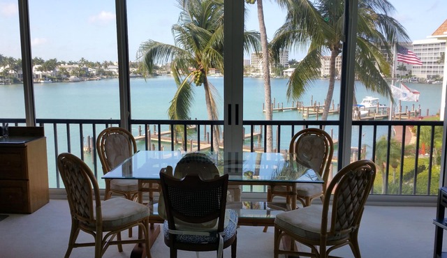 Front unit overlooking Moorings bay - 7 min walk to the Beach. 2 boat slips