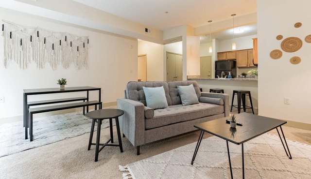 Frontdesk | 1 BR Apt close to the National Aviary