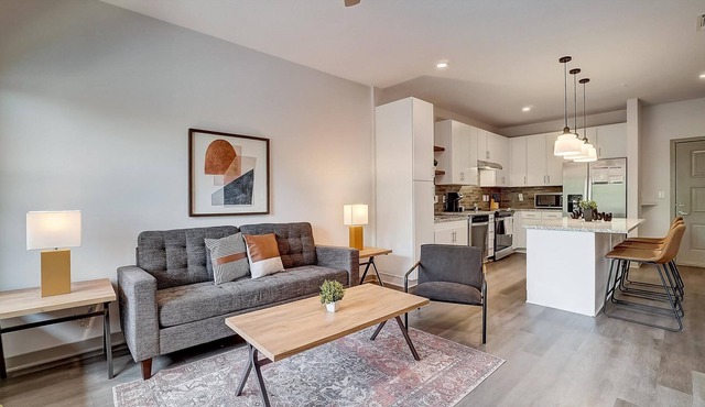 Frontdesk | 1 BR Apt near Avondale Park