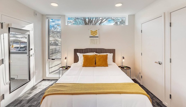 Frontdesk | 1 BR Apt near The Parthenon