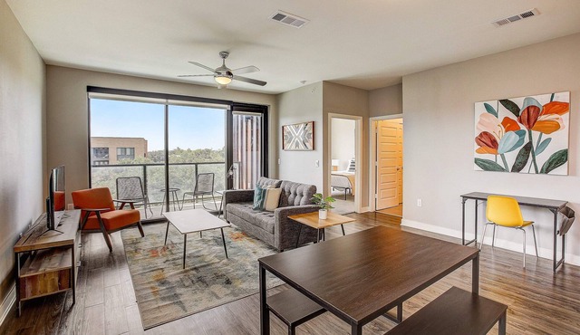 Frontdesk | 1 BR Apt near the University of Texas