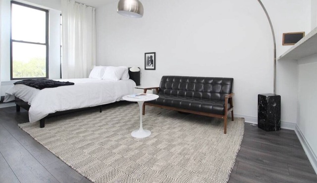 Frontdesk | 1 BR Apt near University of Chicago