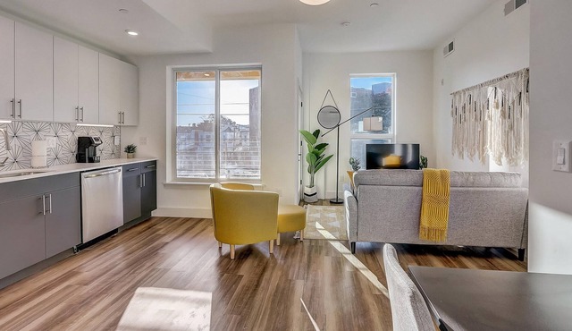 Frontdesk | 1 BR Apt near Wells Fargo Center