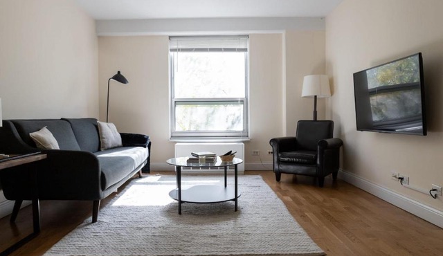 FRONTDESK 1 BR Apt with City View in Ravenswood