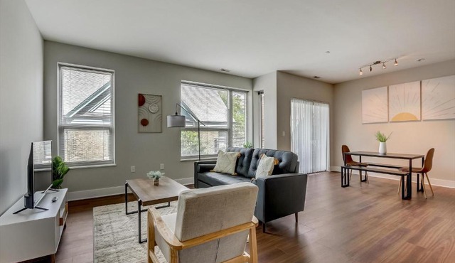 FRONTDESK 1040 Cass St Apts East Town Milwaukee