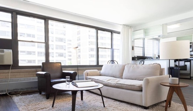 Frontdesk | 2 BR Apt near University of Chicago