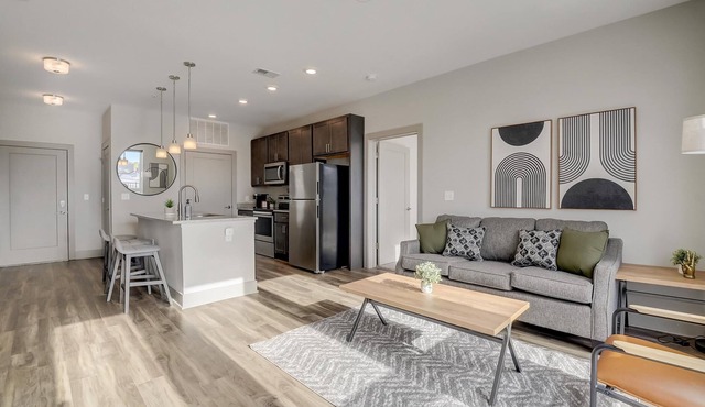 Frontdesk | 2 BR Apt by Holliday Park