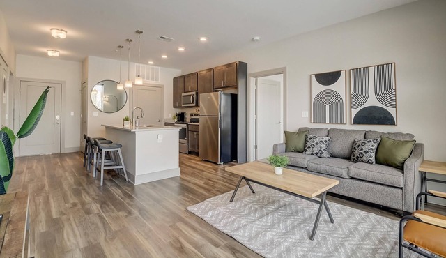 Frontdesk | 2 BR Apt near Newfields