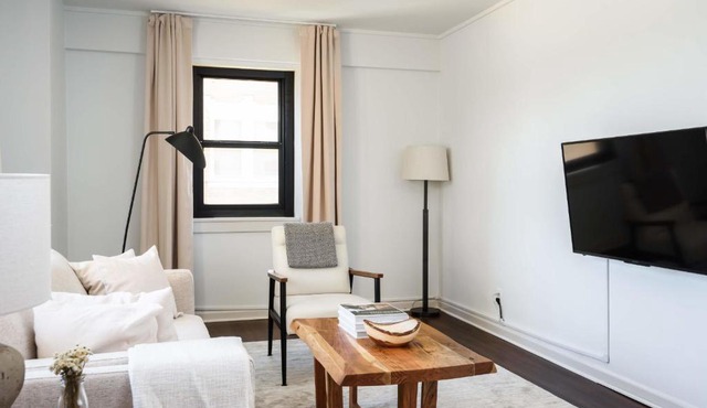 FRONTDESK Bright Warm 1 BR Apt by Forest Park