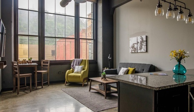 Frontdesk | Chic + Open 1BR near Downtown