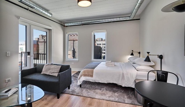 FRONTDESK Chic Open Wrigleyville Studio Apt