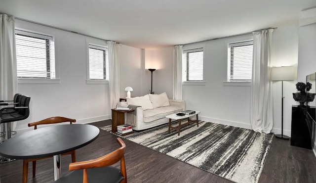 FRONTDESK Hyde Park Studio Apt with Lake View