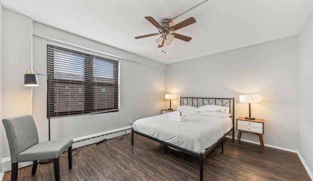 Frontdesk | Open 1 BR Apt near Lake Michigan