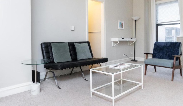 FRONTDESK Quaint 1 BR Apt by 57th Street Beach