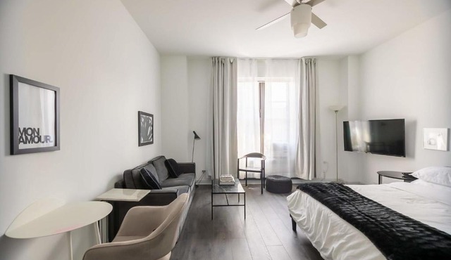 FRONTDESK Trendy Studio Apt near Lake Michigan