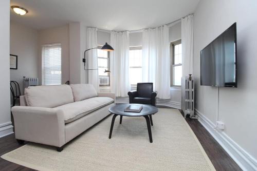 FRONTDESK Updated 2 BR Apt Near South Side