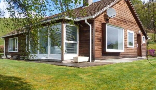 FRONTHILL, pet friendly, character holiday cottage in Newtonmore