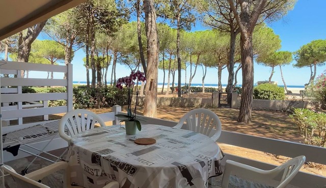 FRONTLINE APARTMENT FACING THE SEA