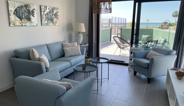 Frontline apartment with pool & parking and incredible views on quiet beach