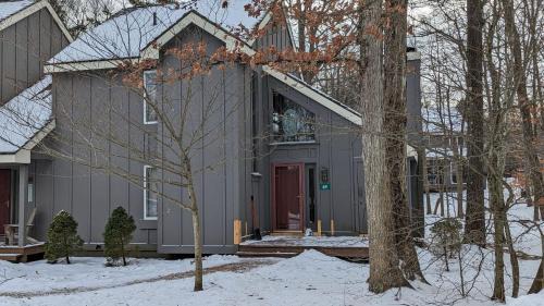 Frost Hollow by AvantStay Deck w Grill Game Room Loft