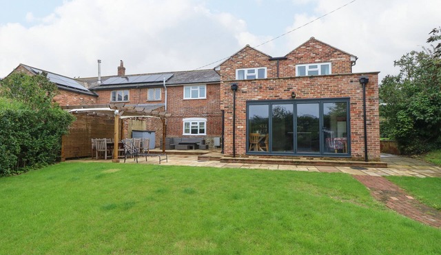 FROSTHILL COTTAGE, pet friendly, with open fire in Carisbrooke