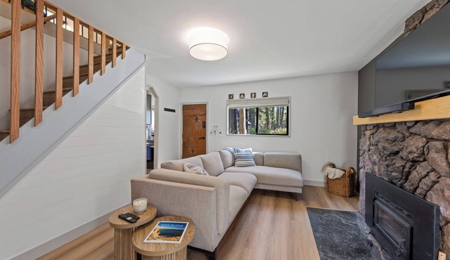 Frosty Pines Cabin: Cozy 2 Bedroom Family Retreat