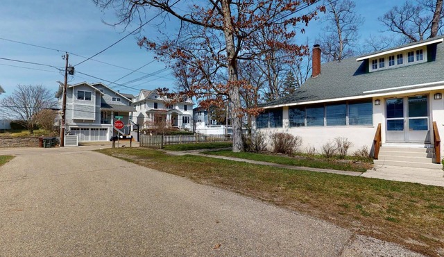 FT Away From Lake MI Beaches Golf Tennis Park Trails & More Dog Friendly New AC