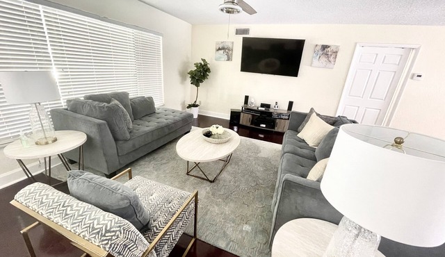 Ft Lauderdale getaway HEATED POOL sleeps 6-8