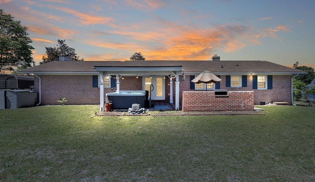 Ft. Liberty Retreat W/Hot Tub, Poker and Pool Tables-Spacious 4-Bedroom