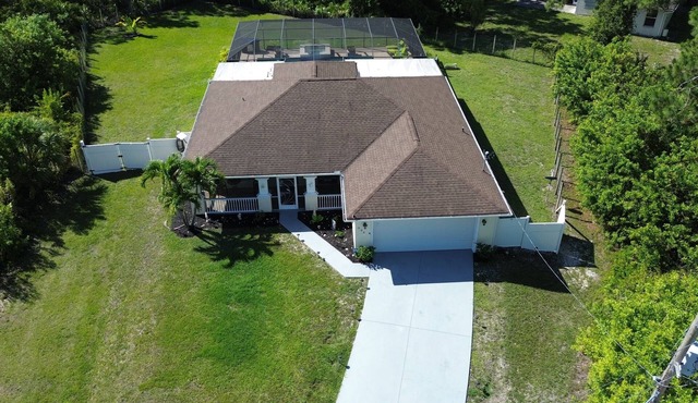 Ft Myers-LeHigh Acres -free standing hot tub, Spa, Heated salt water pool.