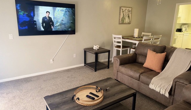 Ft Novosel 9 miles away. Quiet 2-bedroom Townhouse in Enterprise with WiFi, AC