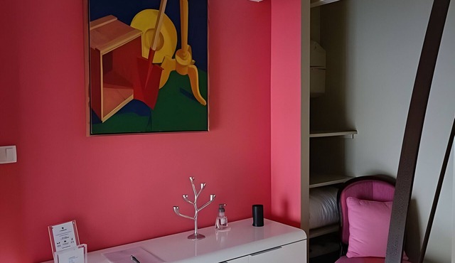 'Fuchia' Guest Room with Shared Pool, Terrace, and Wi-Fi