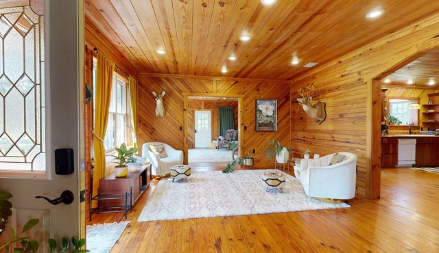 Full 3 ensuite home in fish camp community w/kayaks, bikes and boat parking