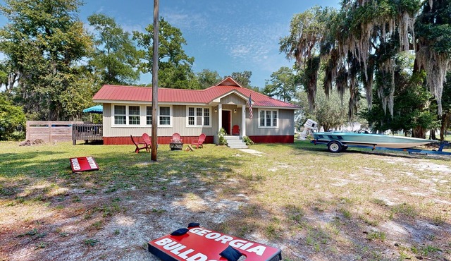 Full 3 ensuite home in fish camp community w/kayaks, bikes and boat parking