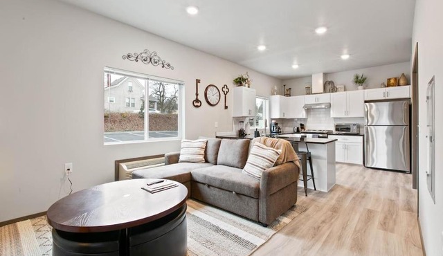 Full ADA Unit - 2 Bed 2 Bath Unit Near Downtown