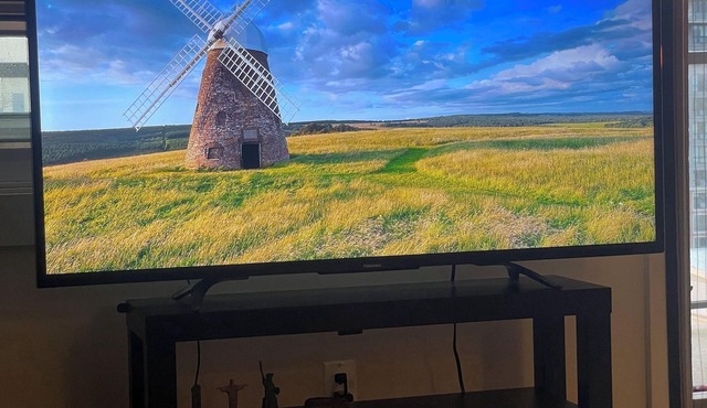 Full Apartment, FREE Underground Parking, Near Train Station and Stampede