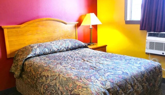 Full Bed Room w/Essentials | Free Parking | Close to Henning Cultural Center