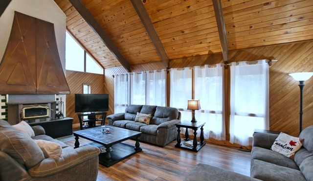Fully equipped Blue Mountain Chalet with outdoor hot tub