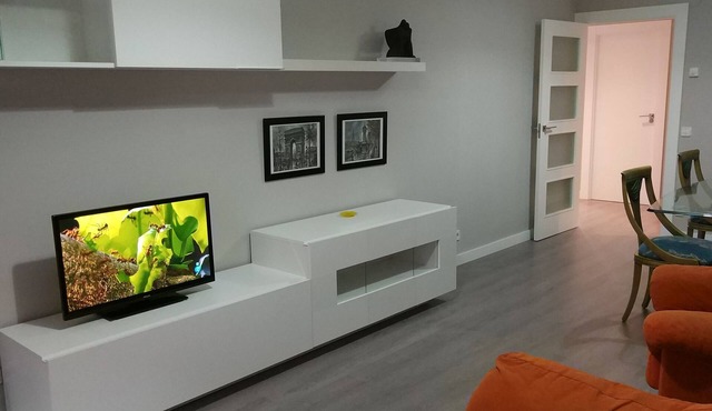 FULL CENTER REFURBISHED 6 SEATS WIFI. 3 MINUTES FROM LAUREL STREET WALKING
