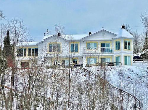 Full Chalet - 6 Bdrm Private/Beachfront/Kayaks