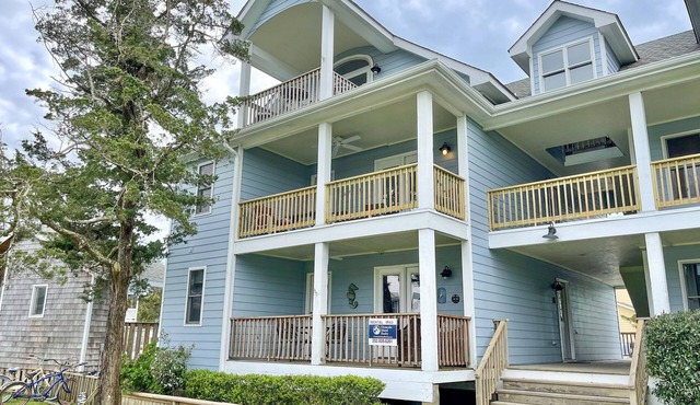 Full Circle: Condo with pool access. Centrally located